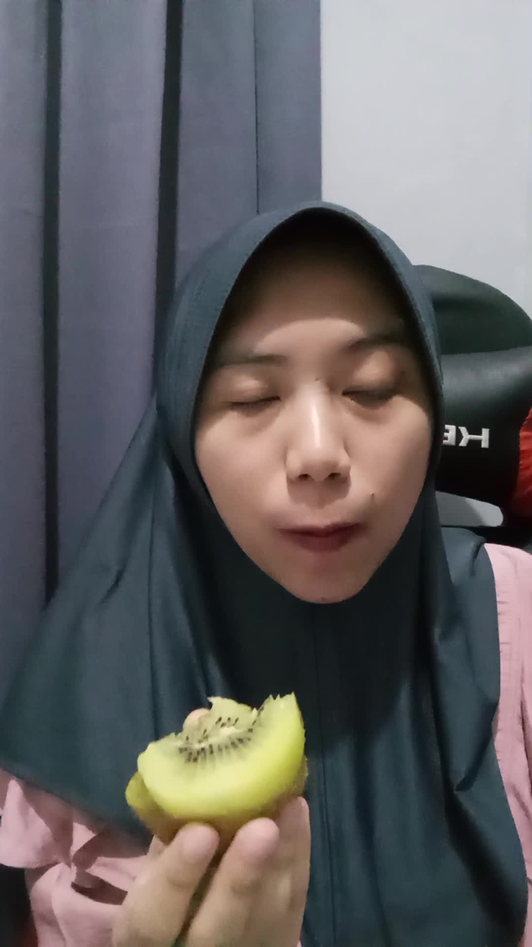 pertama kali makan buah kiwi rasanya segaaaat
