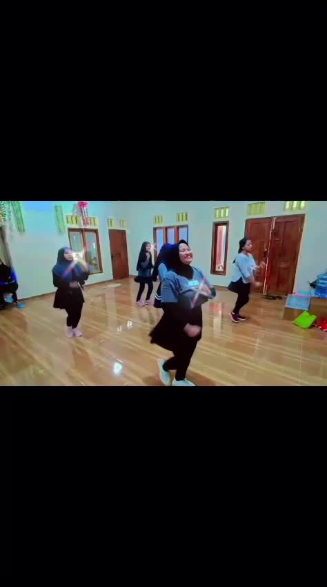 olahraga adalah salah satu cara terbaik untuk tetap sehat bugar dan bahagia ditambah musik yang ceria #senamaerobic #hiburan  #fypシ゚vir