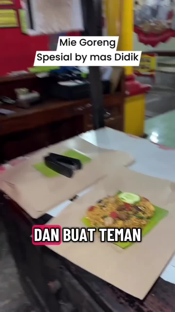 Kamu tau nggak bedanya mie goreng sama kamu ? kalau mie goreng itu spesial dimulut aja, kalau kamu itu spesial di hatiku