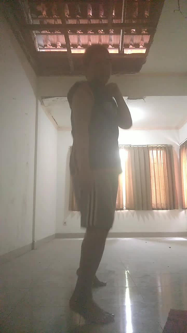 Ceritanya sedang bertarung karena ditantang duel 1 lawan 1 di sebuah tempat oleh anak buah bayaran dari seorang bos preman utk balas dendam.