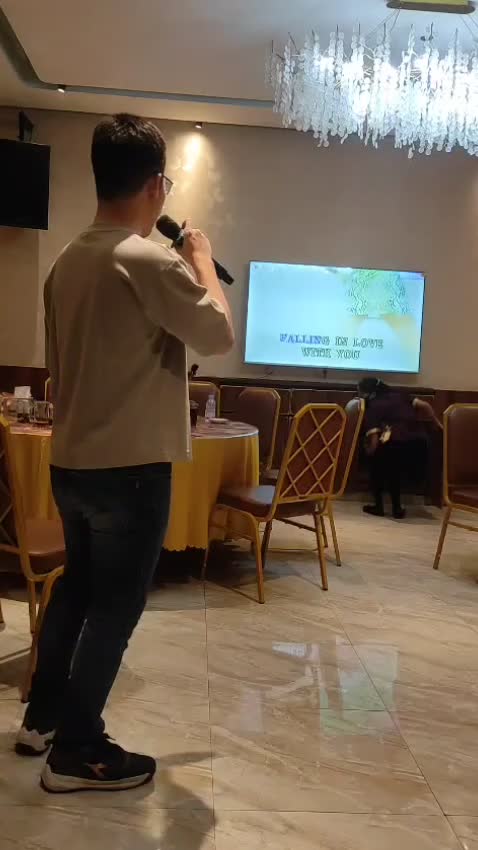 wow suaranya seperti penyanyi aslinya👍👍 #karaokekeluarga#kumpulkeluarga#nyanyiiseng