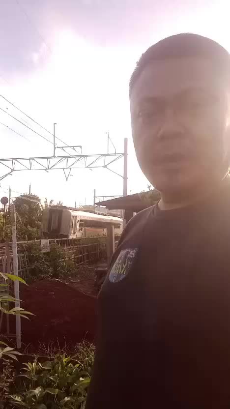 kegiatan pantau kebun dipinggir rel 
di temanin dengan lajunya kereta jurusan jakarta yogyakarta semoga selamat sampai di tujuan 