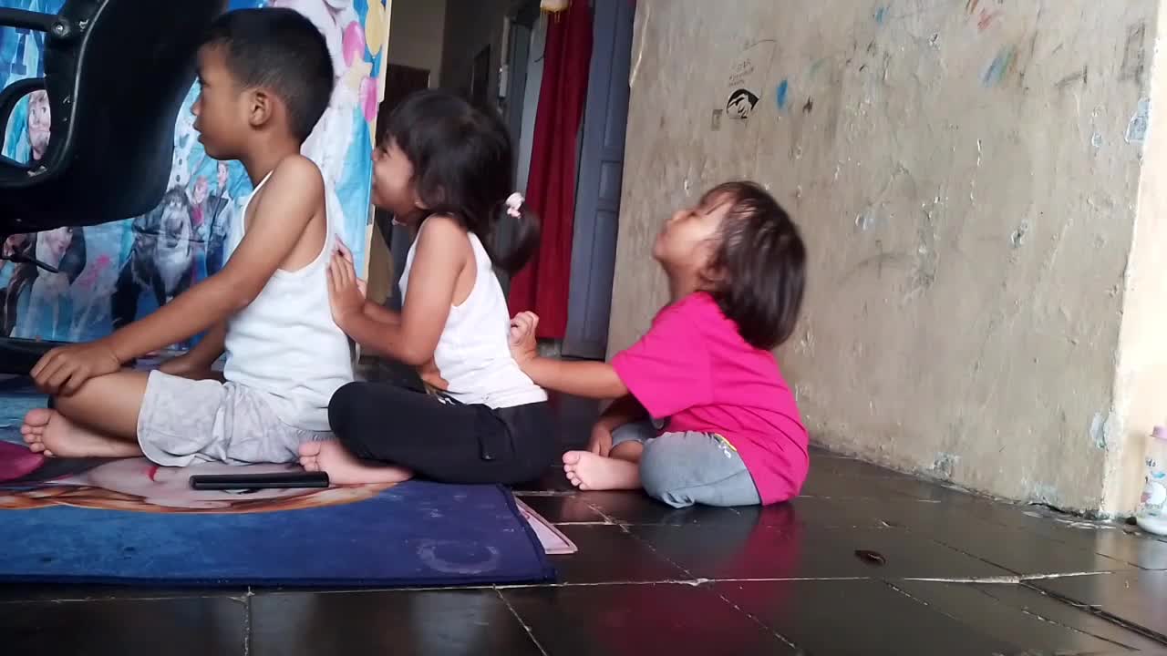 olah raga pagi guys.. pijet pijetan🥰
#ada yang tau nama olahraga ini? 
#sehat itu mudah 