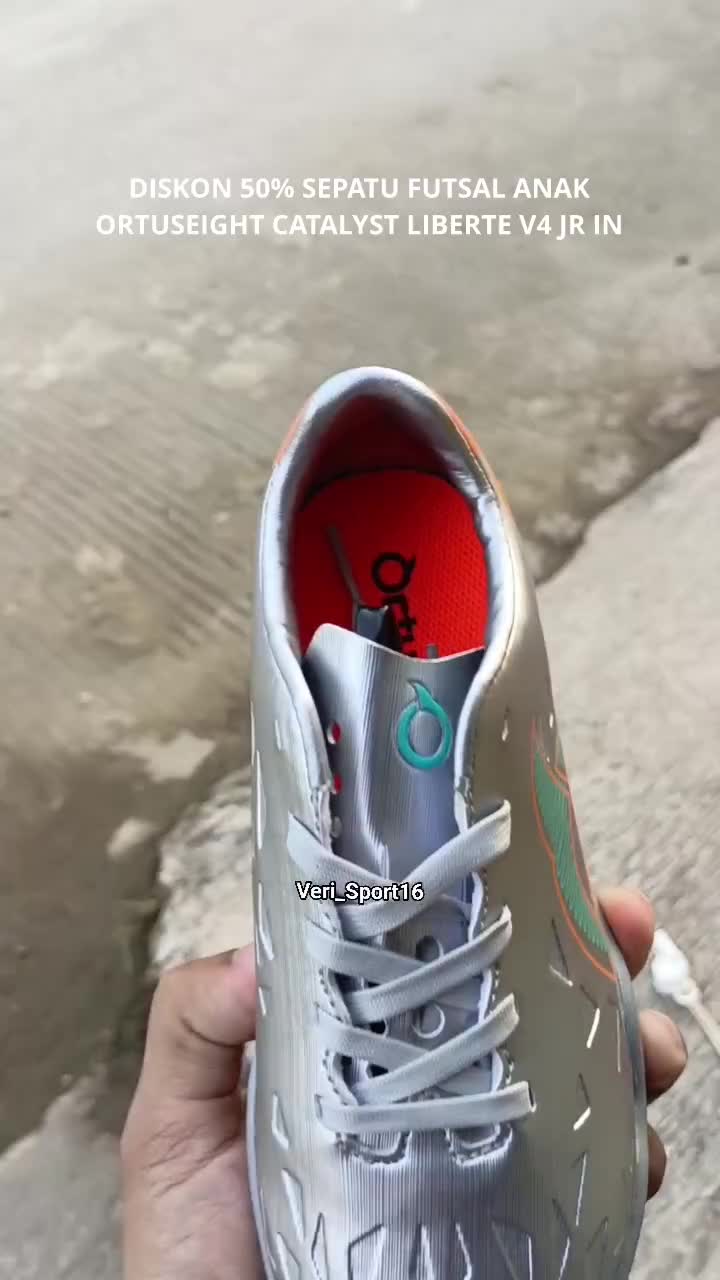 DISKON 50% SEPATU FUTSAL ANAK.
ORTUSEIGHT CATALYST LIBERTE V4 JR IN.
Rp.349.000 JADI Rp.175.000.

VERI SPORT ORIGINAL GAK HARUS MAHAL.
ORDER