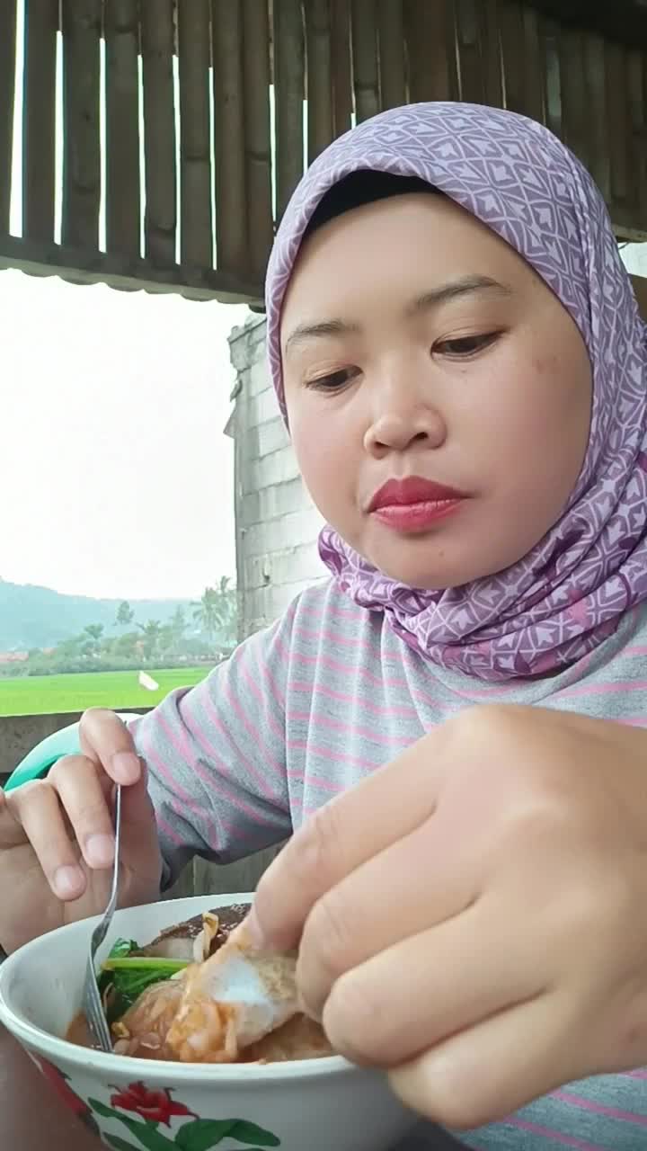 walaupun gak enak tetap ku santap
karena sayang muhajir  #viral  #baksorusuk  #short 