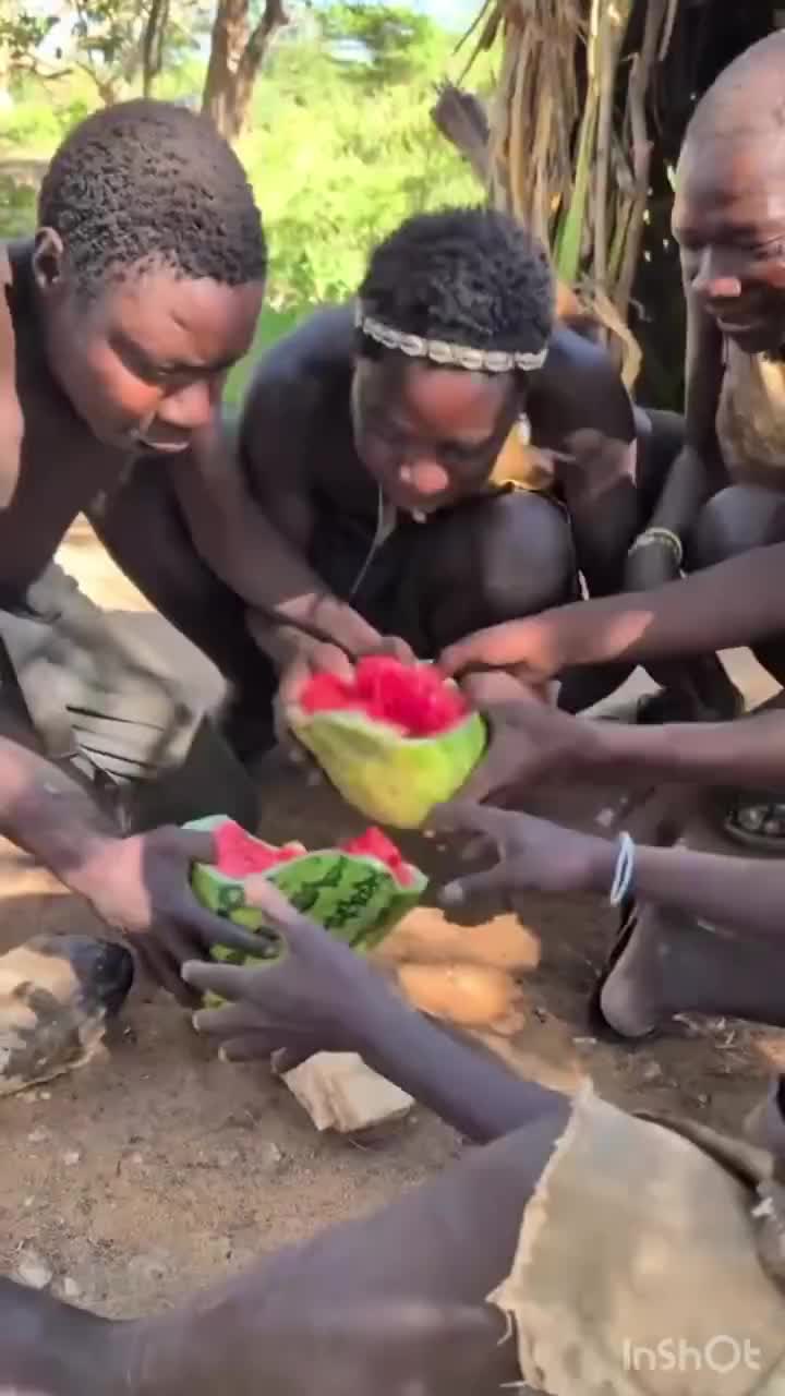 makan semangka😅
#Cara Memotong Semangka Yang Benar #videolucu #hiburan 