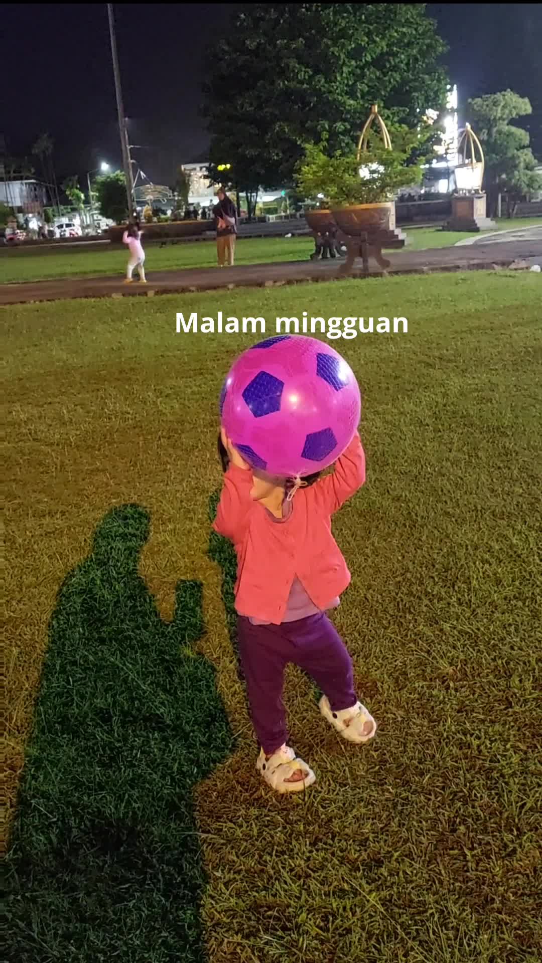 Jarang jarang main malam sama ayah soalnya ldm ehehehe 