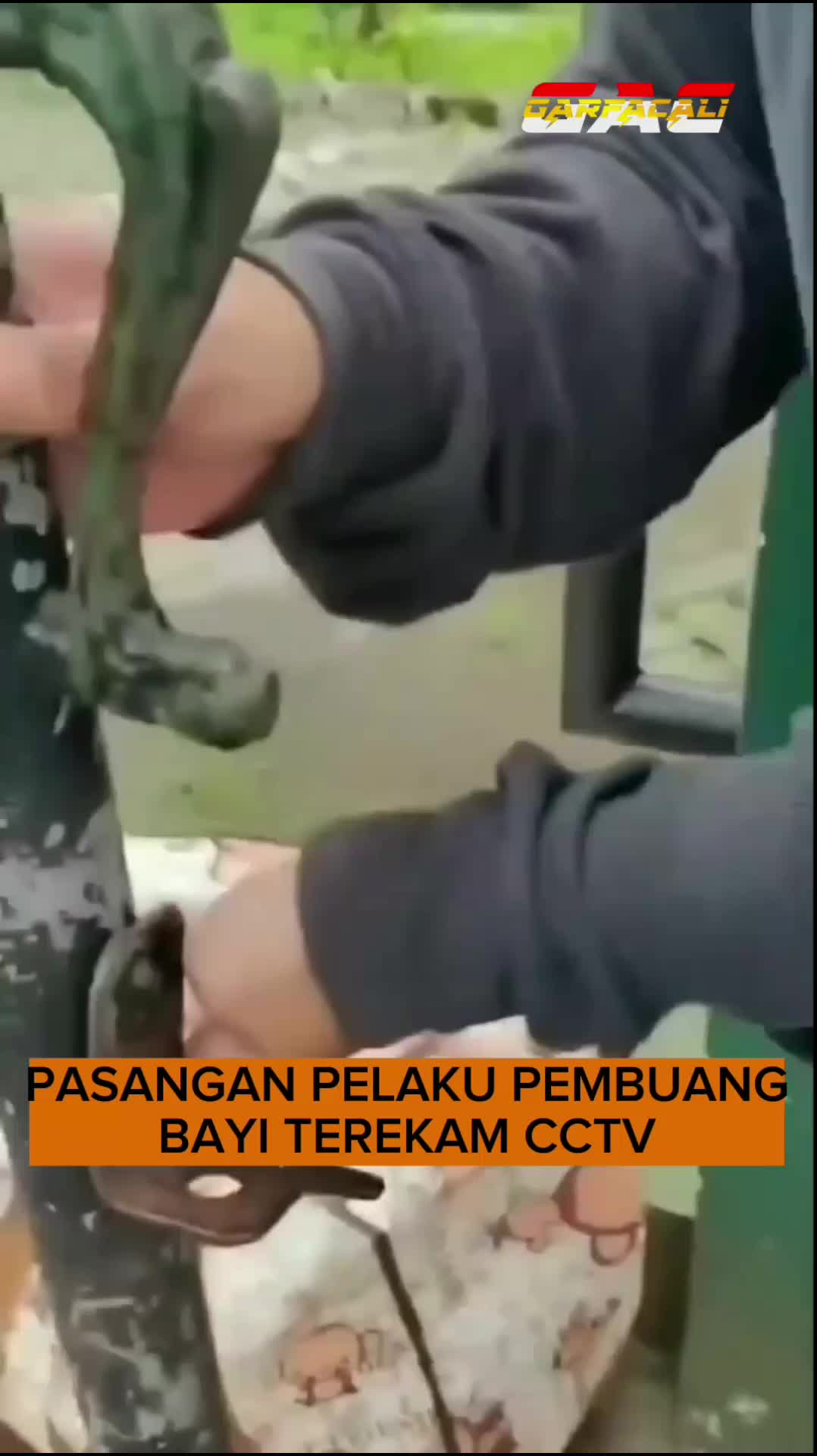 PASANGAN PELAKU PEMBUANG BAYI TEREKAM CCTV