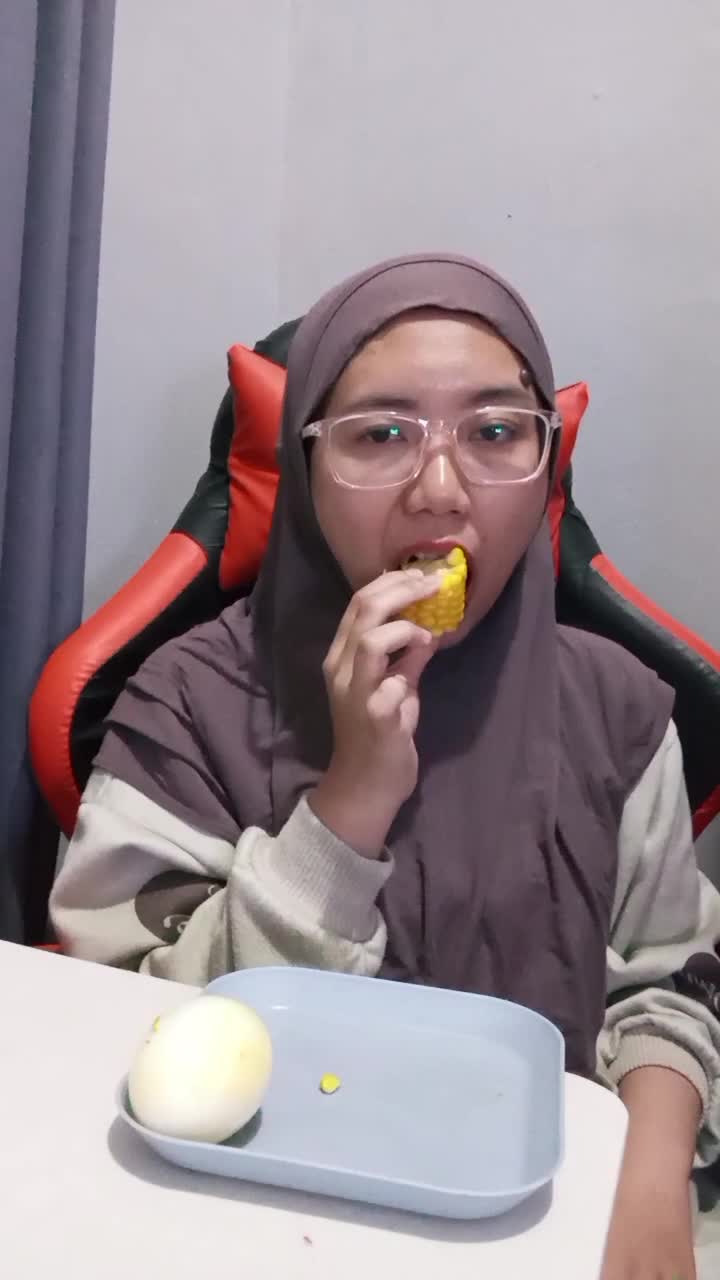 makan jagung