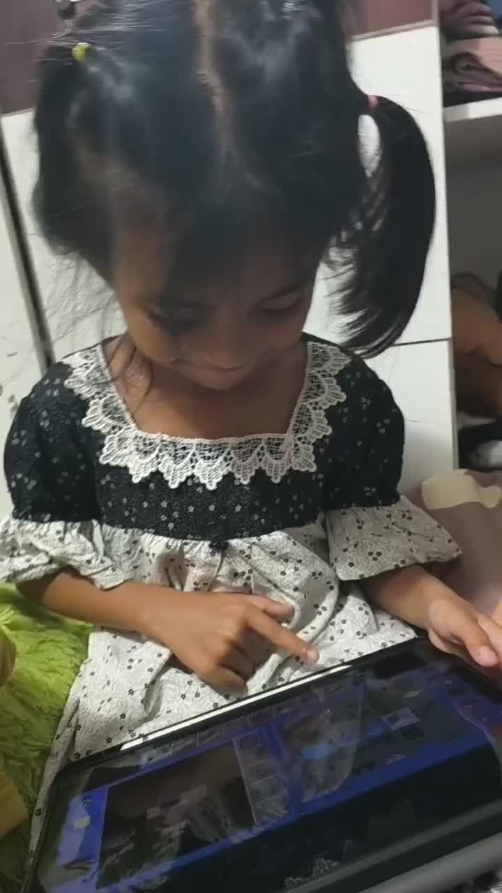 Kakak Mutia cantik main game lego 