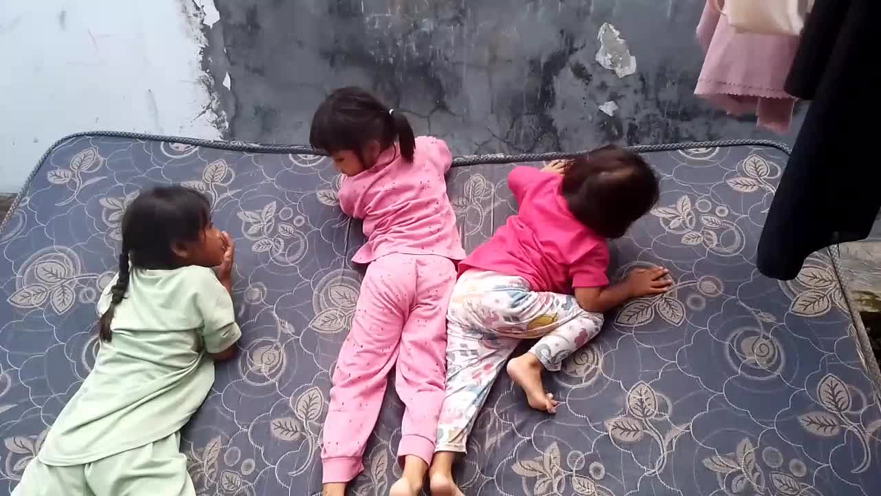oh jadi gini fungsinya jemur kasur🤪🤪
#permainan 
#ada yang sama?? yuk kumpul... 
#yeay ada kasur baru 