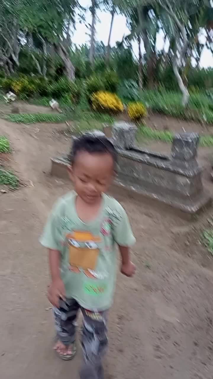 lagi di makam almarhumah ibu