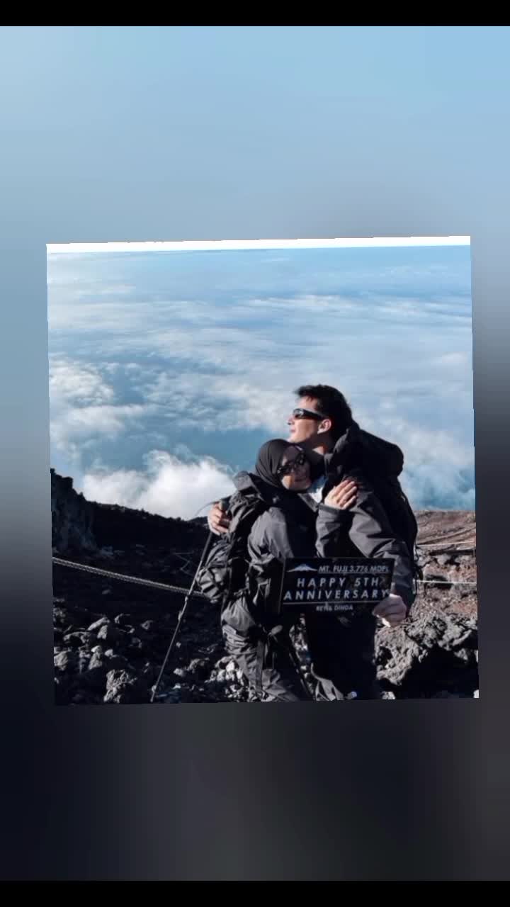 Rey Mbayang rayakan ulang tahun pernikahan di puncak Gunung Fuji  #artis 