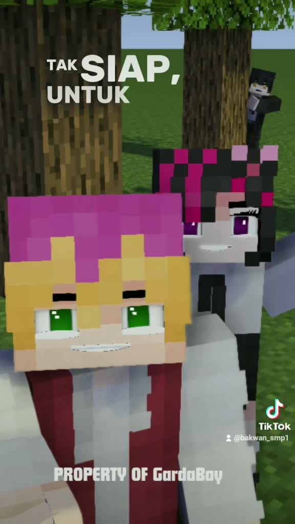 Mereka berdua sedang asyik berfoto, tetapi ada sesuatu yang ada di belakang mereka berdua. Entah apa yang dia lakukan di situ!? 🤔