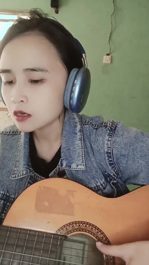 hallo nama saya mira tiana saya lahir digarut usia 34 tahun hobby nyanyi main gitar dan piano no wa:+6285952248397