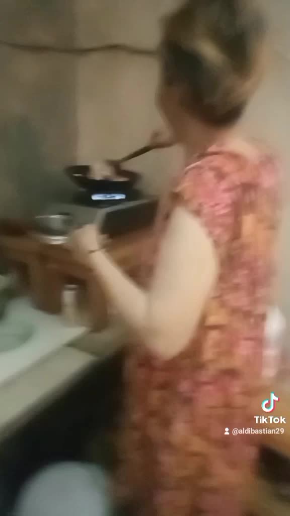 bunda Inul lagi goreng pisang takut ketembak pisang 😂😂