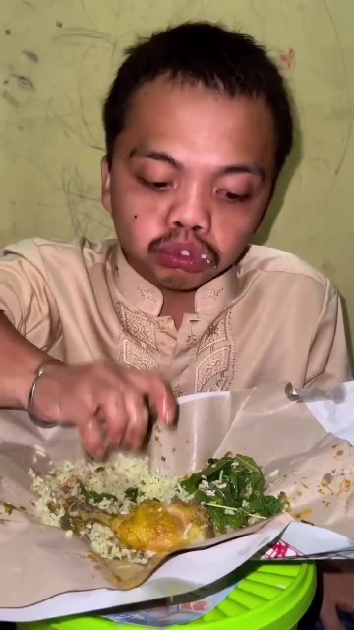 Makan Nasi Padang
#Fyp #videoviral #videolucu #videongakak #ngakak #lucu #like #dagelan 