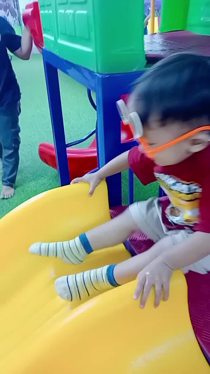 seneng banget main perosotan 🥰
 #fyp  #fypシ  #fypシ゚viral  #playground  #cempakamas  #cempakagarden  #RCTIPlus  #HOTrctiplus 