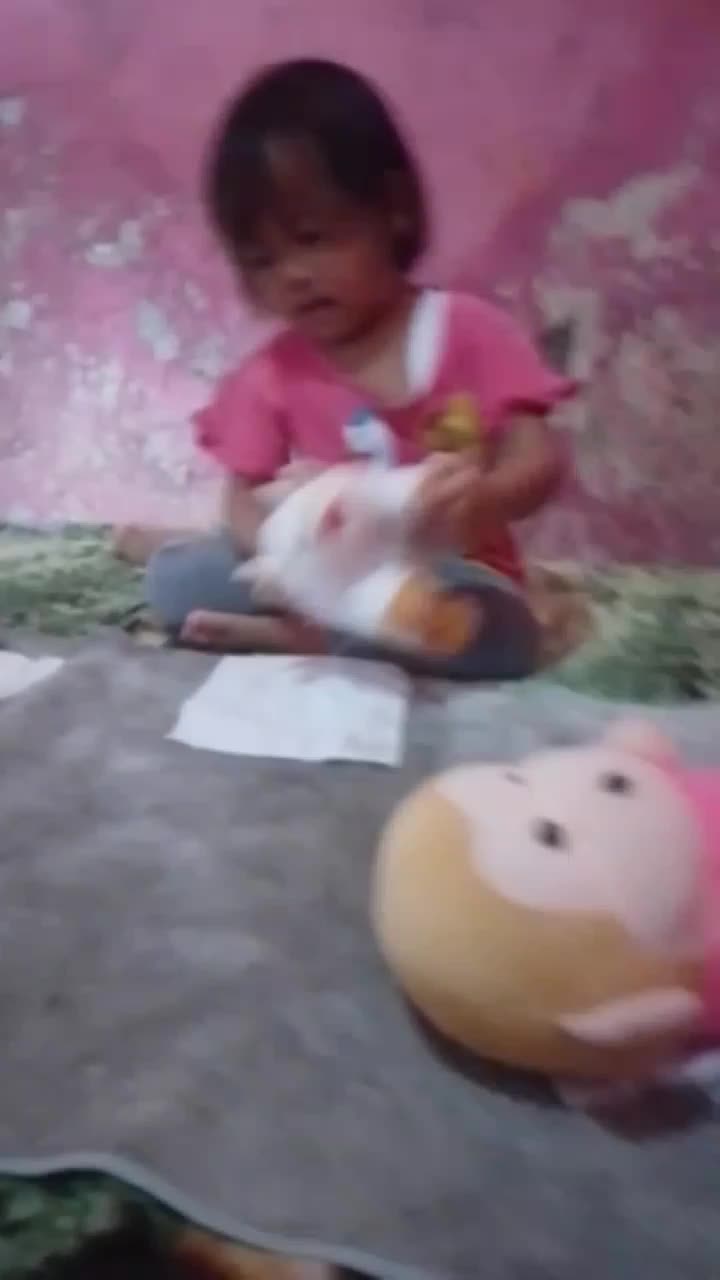 kayla marah ga mau dipidio.
tapi mama nya usil😃😃😃
#diy mainan anak 
#mandramarahmarah 
