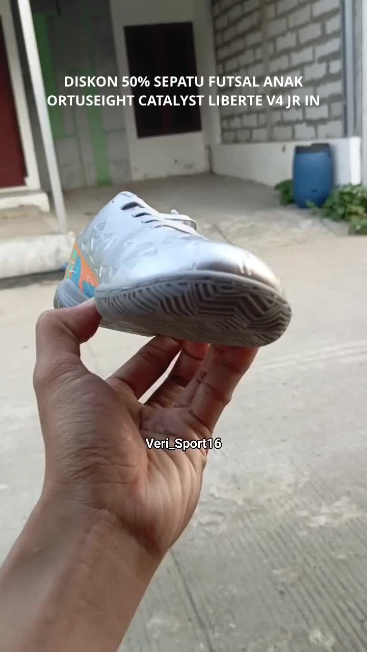 DISKON 50% SEPATU FUTSAL ANAK.
ORTUSEIGHT CATALYST LIBERTE V4 JR IN.
Rp.349.000 JADI Rp.175.000.

VERI SPORT ORIGINAL GAK HARUS MAHAL.
ORDER