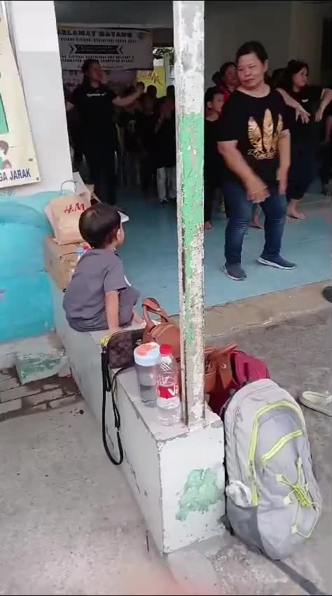 kegiatan  anak panti asuhan Calvary  bersama tamu  yang berkunjung