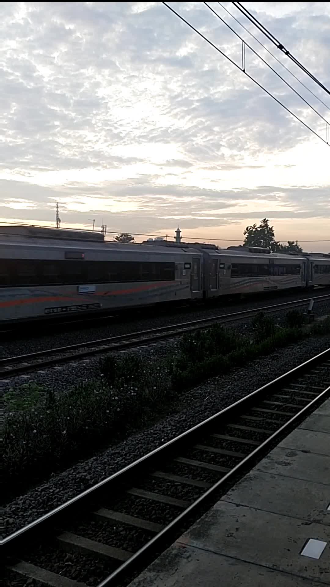 Pemandangan yang  sangat indah  #keretaapiindonesia  #Kereta Railfans  #fyp #viralvideo #shorts #RCTIPlus 