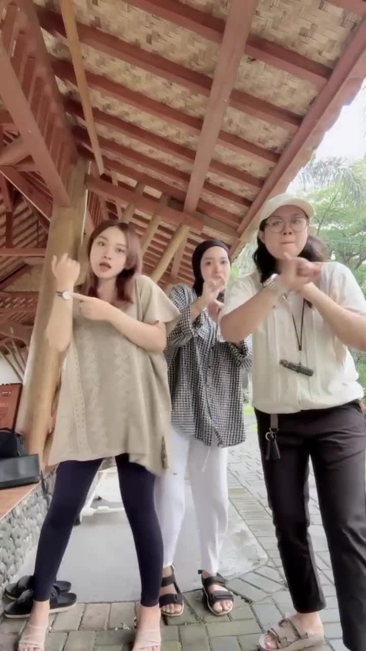 trio happy