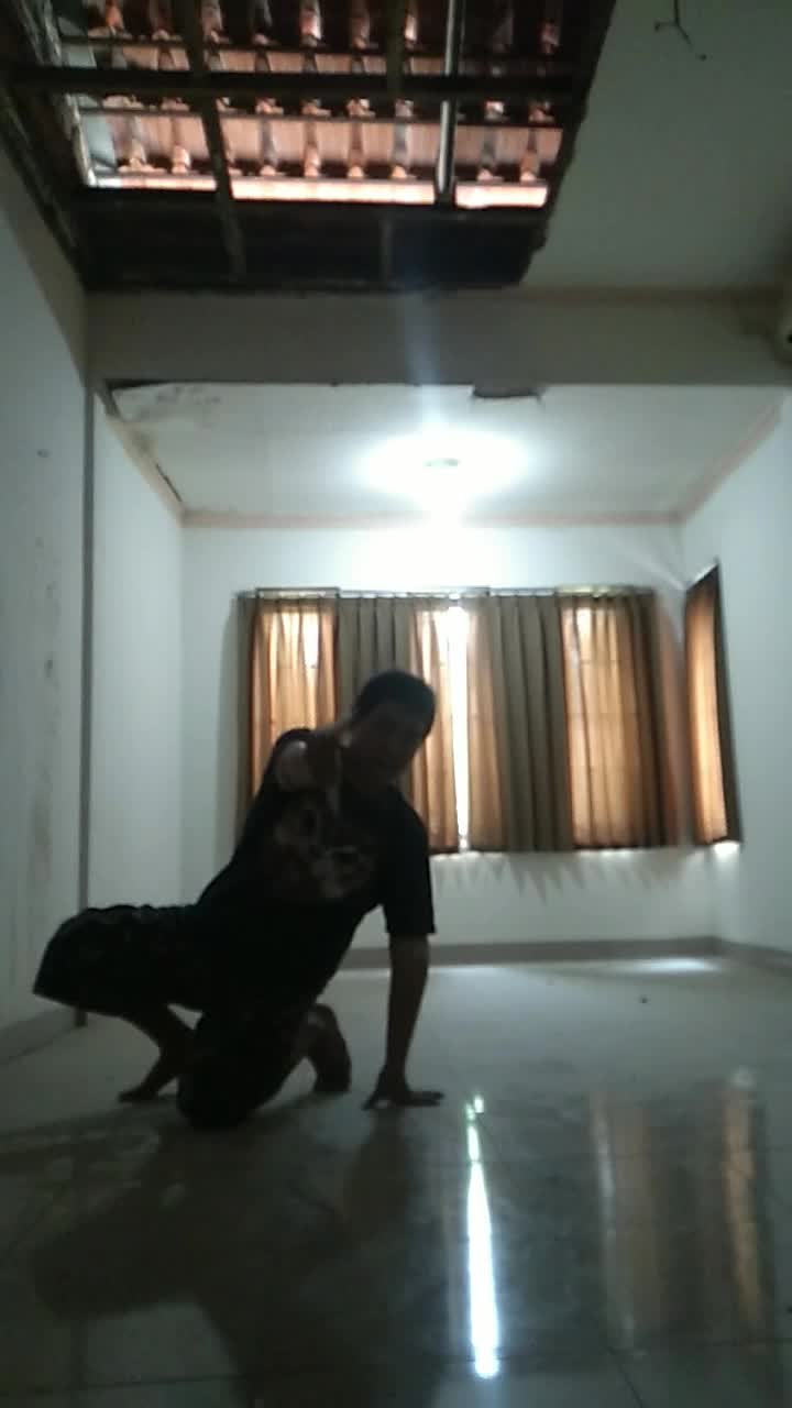 Ceritanya polisi melakukan penggerebekkan sebuah pabrik pembuatan narkotika dan psikotropika illegal besar.