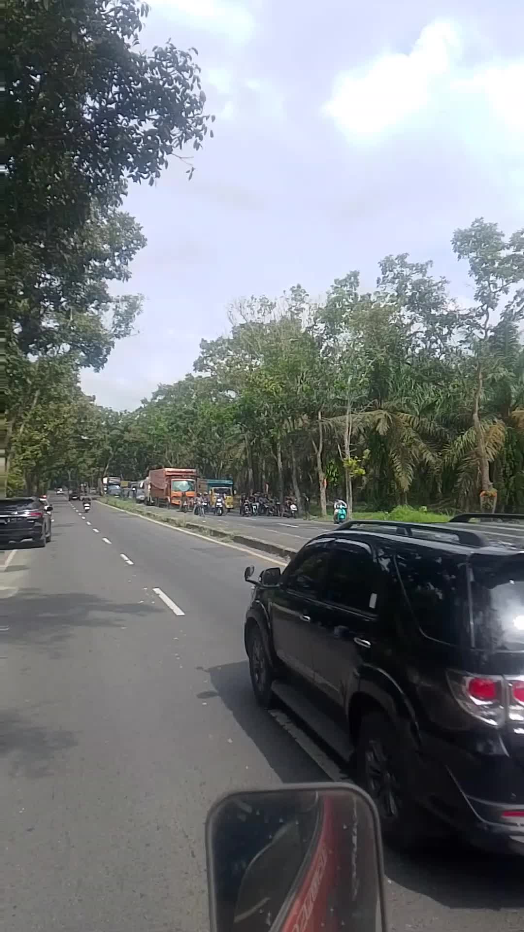 supir dijalan dan melihat balap liar 
 