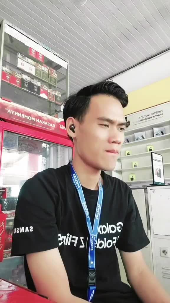 cobain, pake headset dengerin nya #HOTrctiplus #RCTIPlus 