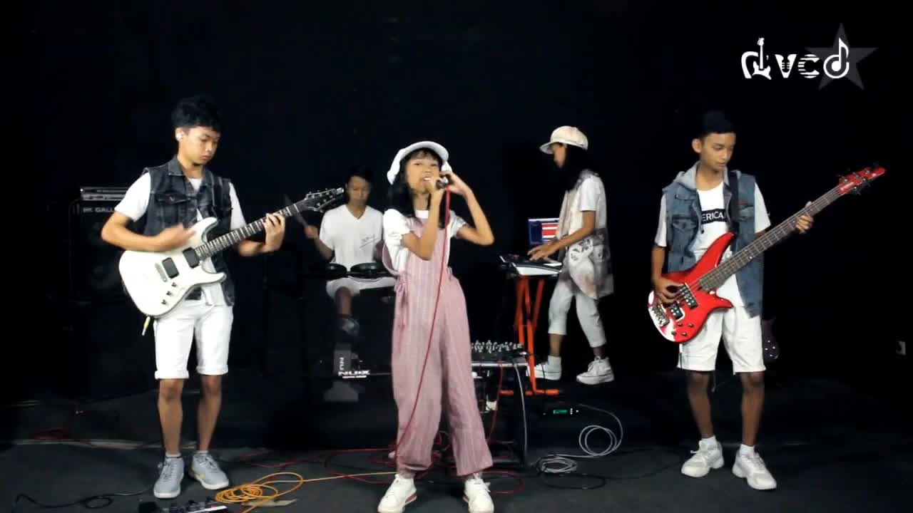 hai kami perkenalkan kamdi dari dvcd band kami membawakan lagu panah asmara dari afgan semoga kalian suka jangan lupa dukung kita ya  guys 