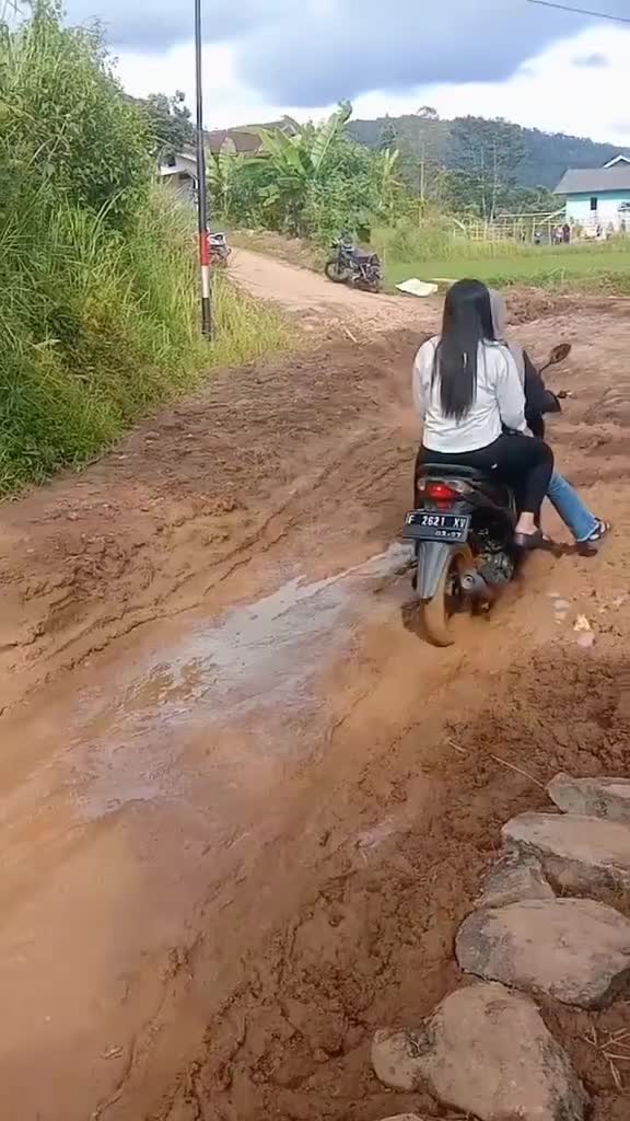 bawa motor di jalanan licin dan becek