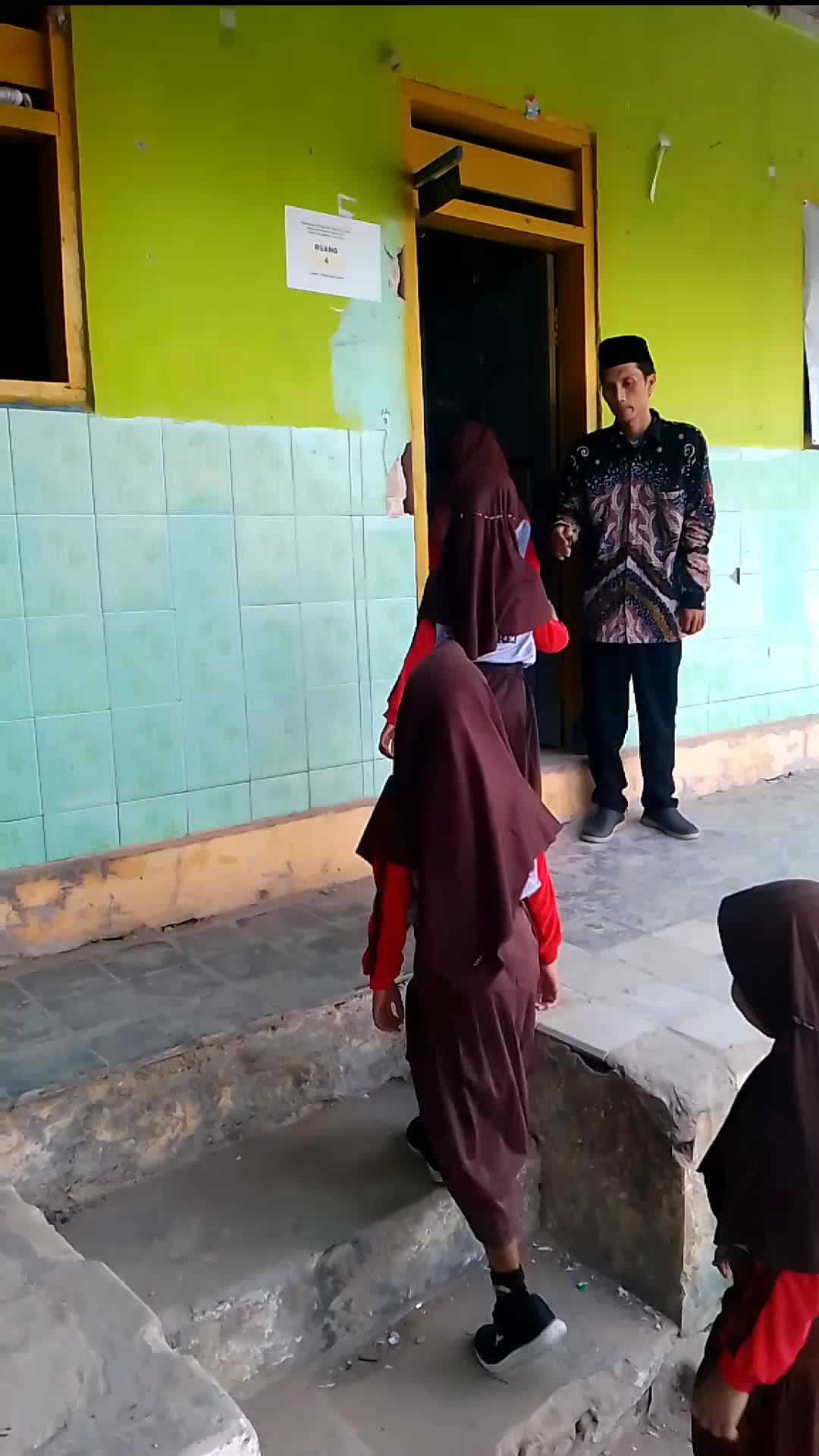 Pembiasaan cium tangan sebelum masuk kelas 