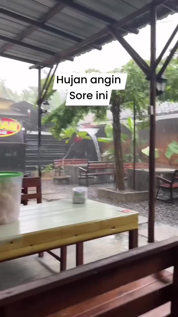 Mulai musim hujan angin, hati hati jika bepergian