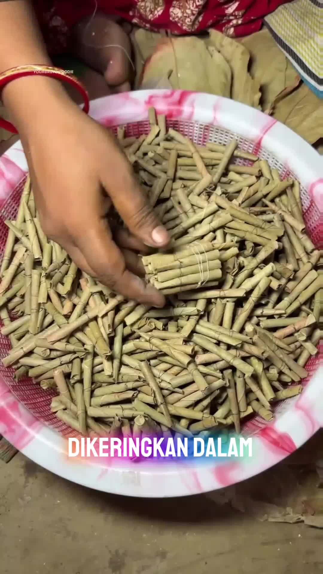Hanya dari daun - daun kering, jadilah rokok linting ala india 