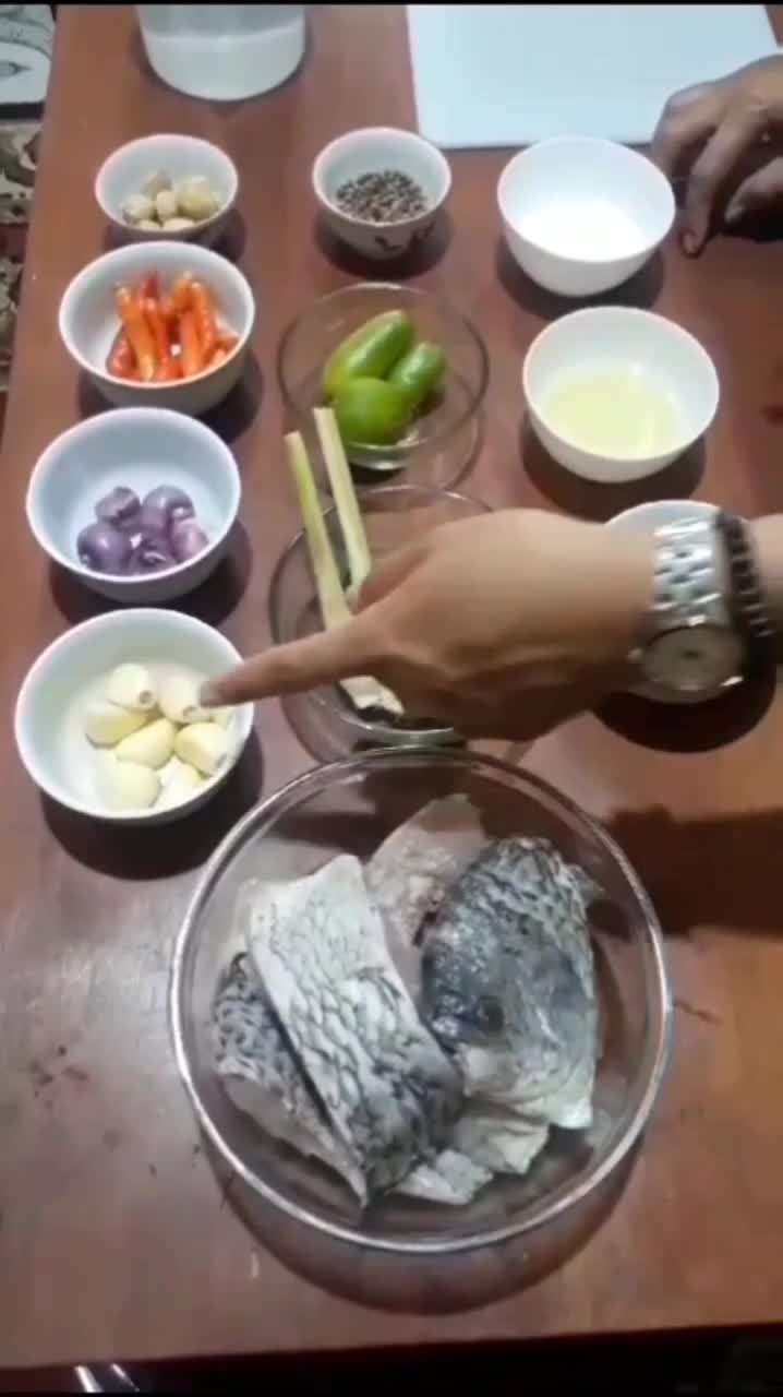 Pindang dan Tolutup ikan Gurame dengan sambal matah.  Perpaduan khas Palembang dan Bali. masak simpel jd 2 hidangan. 