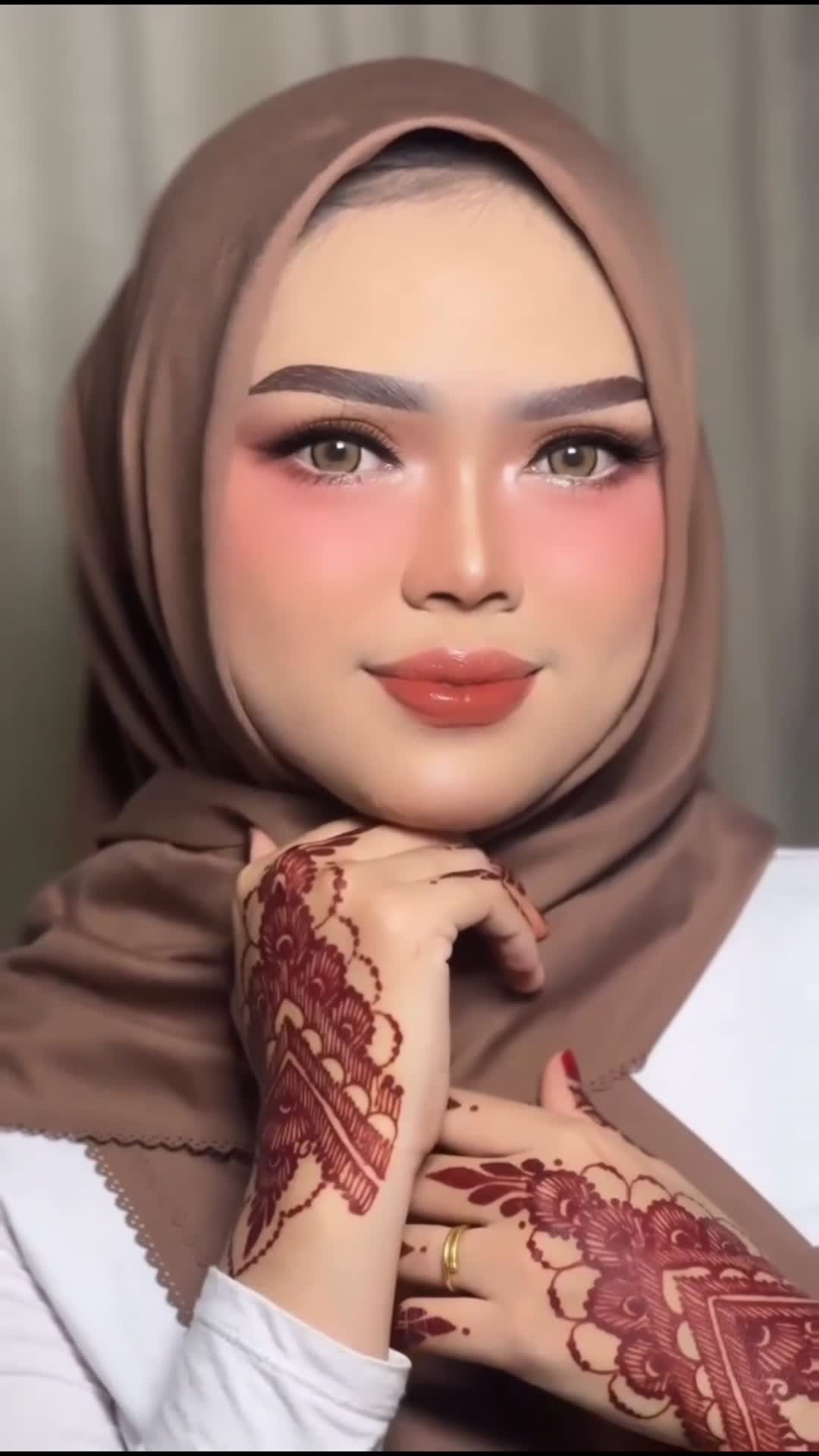 Baca berita ada anak kecil kepalanya masuk ke galon, kasian banget #HOTrctiplus 