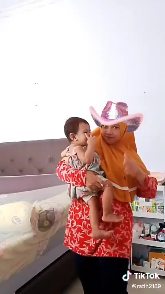 Masyaallah seneng banget punya pengasuh anak yang bisa deket banget sama anak 🥰

#video #reel #fyp 
