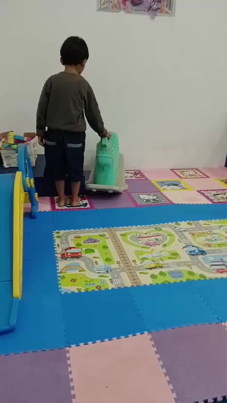 main dewekan.
bocah Betawi mah ga ada takutnya #