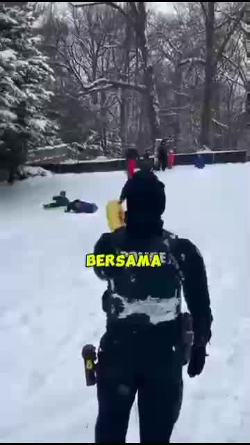 Polisi unik bermain ketika ada salju di kota mereka 



#fyp #short #rigelagency #OriginalSong #HOTrctiplus #RCTIPlus  #viral #HOT #videoluc