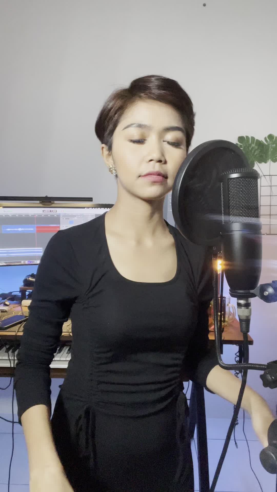 IDOL_XIII NATALIA 26 TAHUN KOTA PALANGKARAYA KERAS KEPALA 