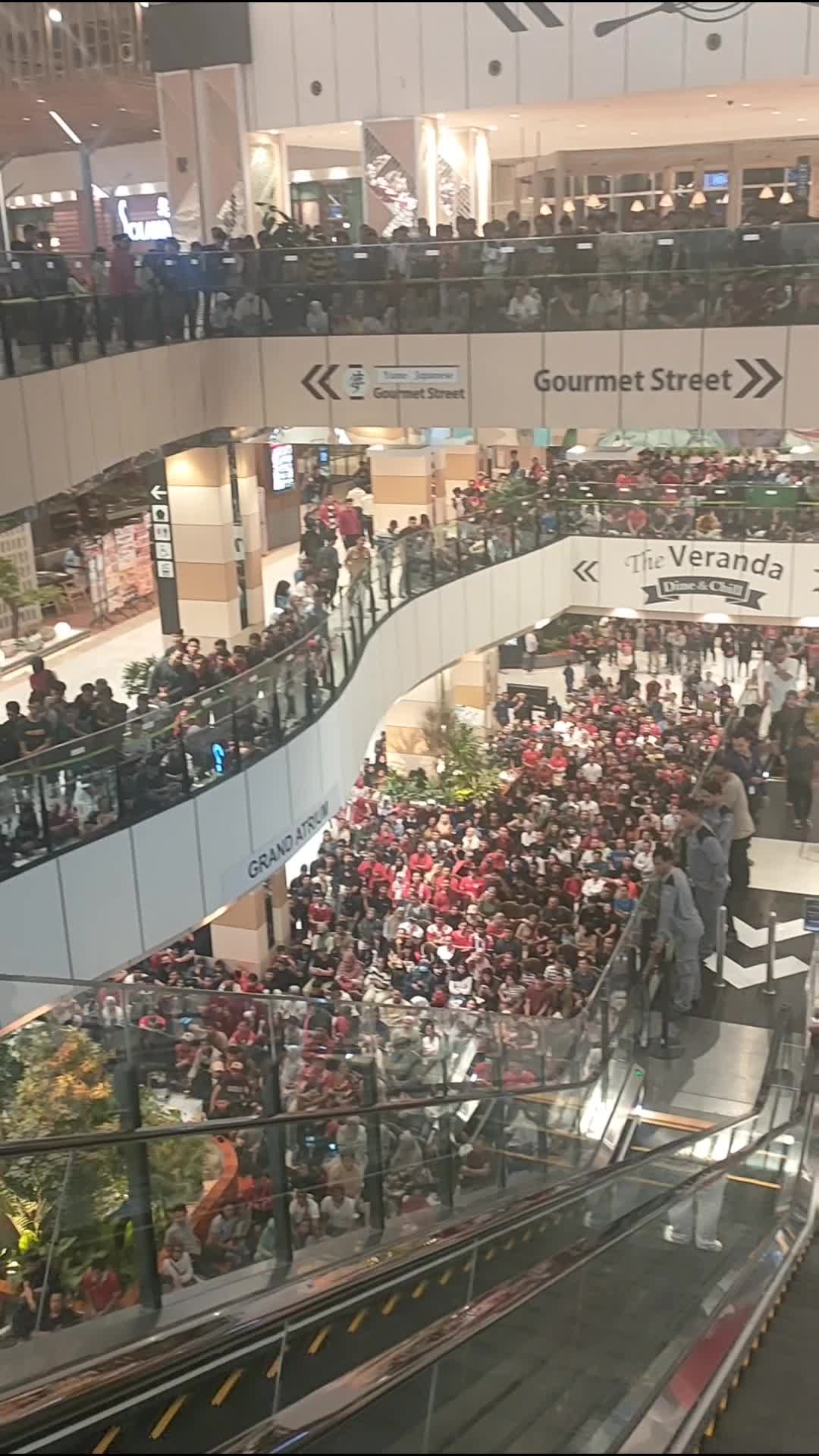 gilaaa ini penonton membludak bosss