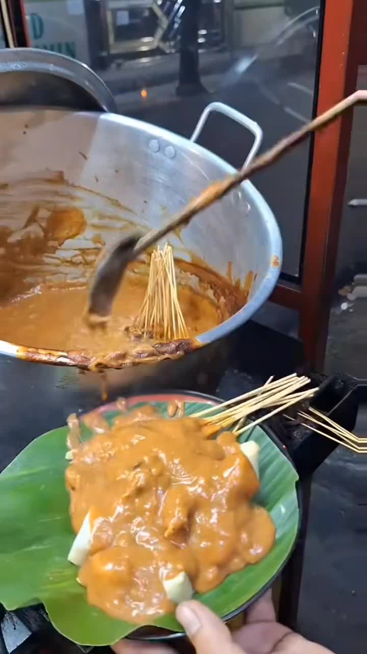 Yuk merapat ke warakas tanjung periok! Ada Sate Padang yang bumbunya medok dan pedasnya nampol, dijamin bikin lidah bergoyang dan nagih teru