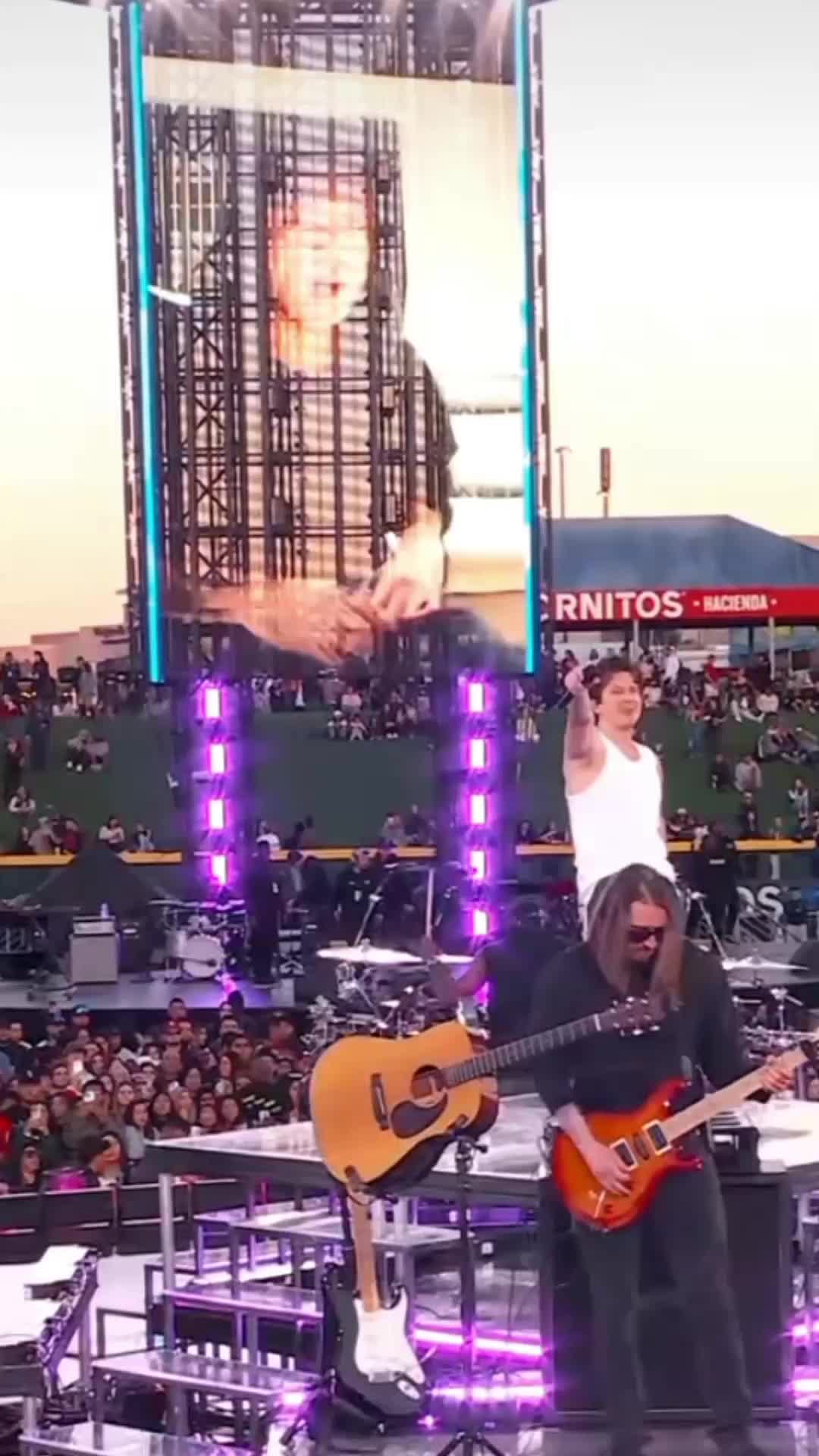  Jungkook ada di konser Charlie Puth