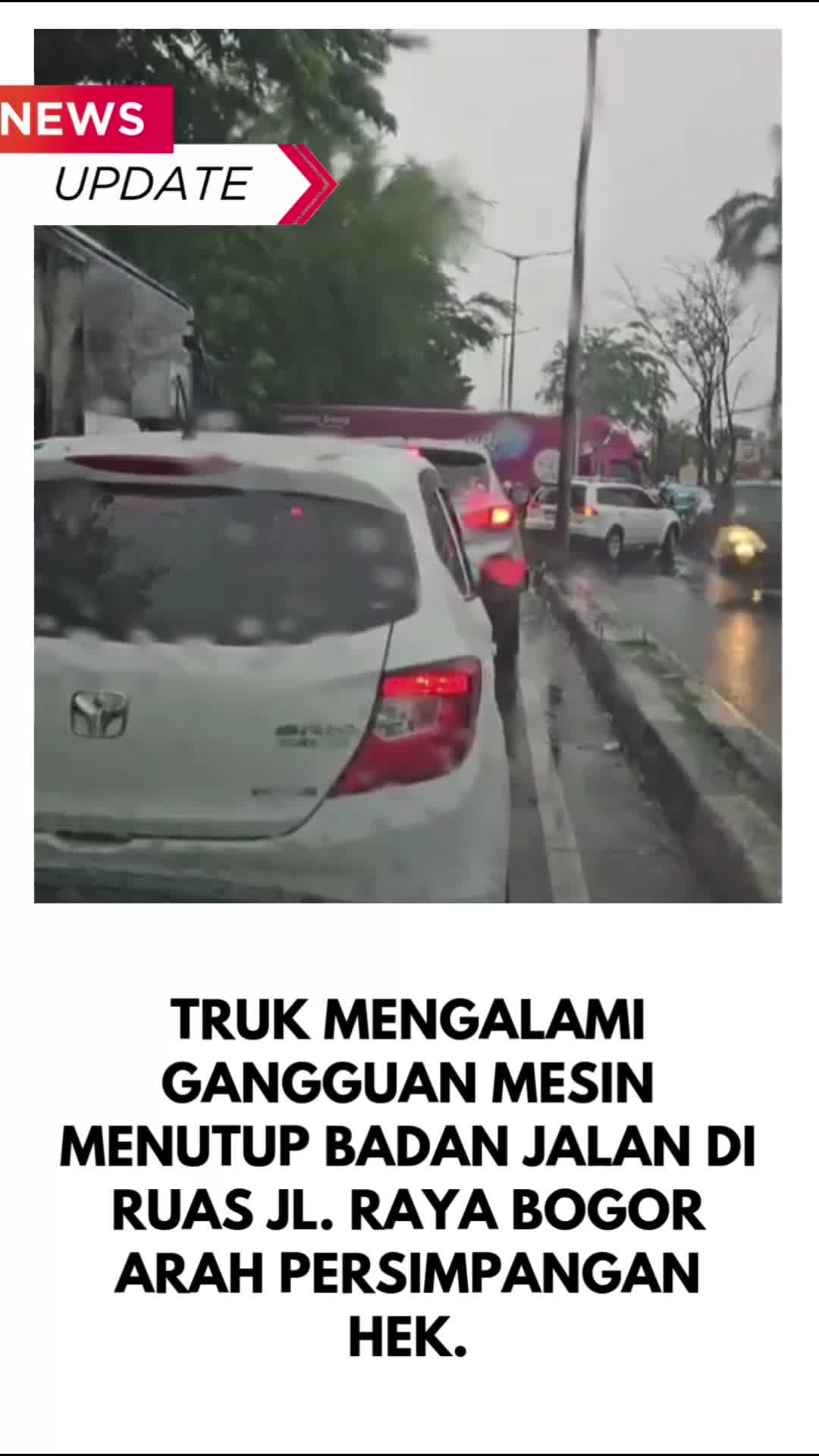 Truk mengalami gangguan mesin menutup badan jalan di ruas Jl. Raya Bogor arah Persimpangan Hek.
