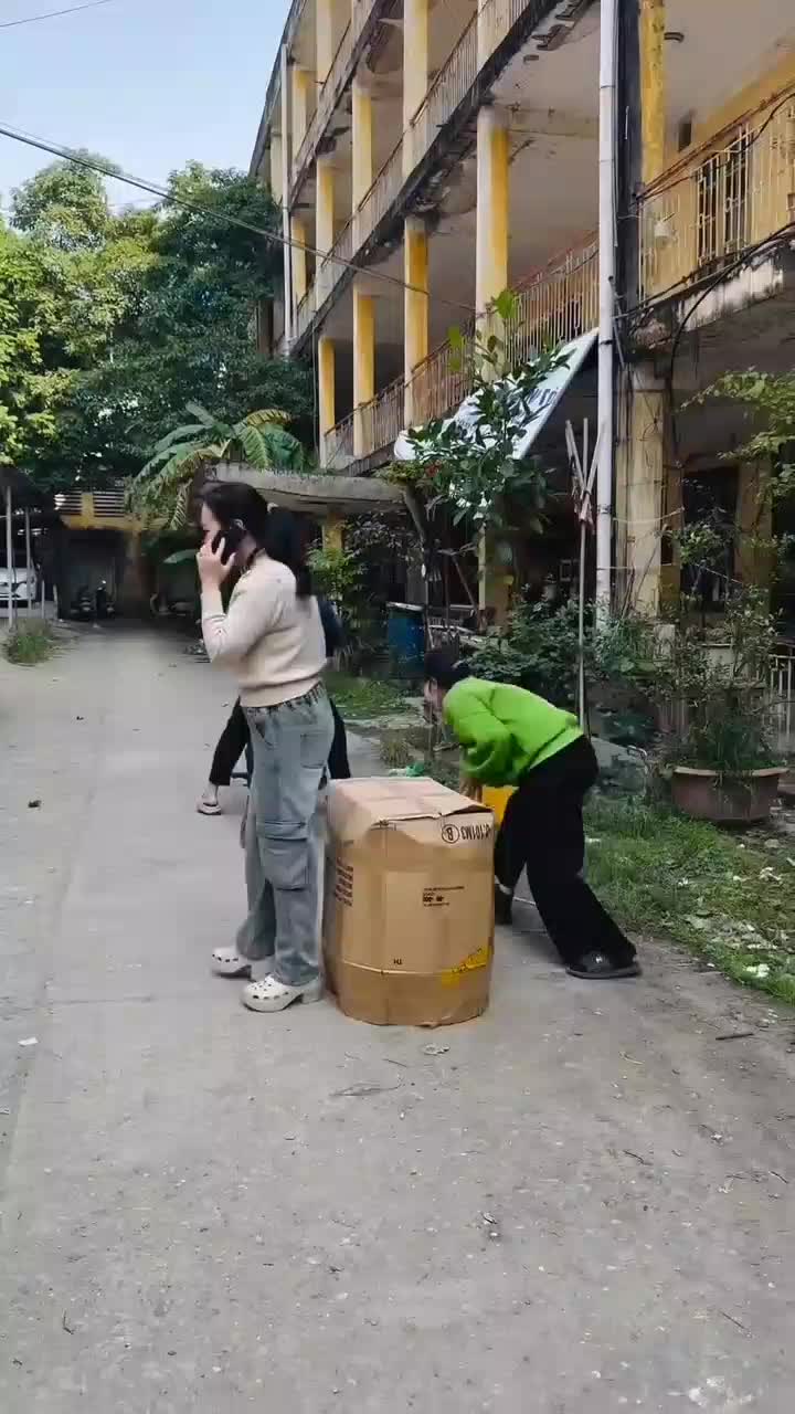 terlalu fokus telpon #videolucu  #lucu  #funny 