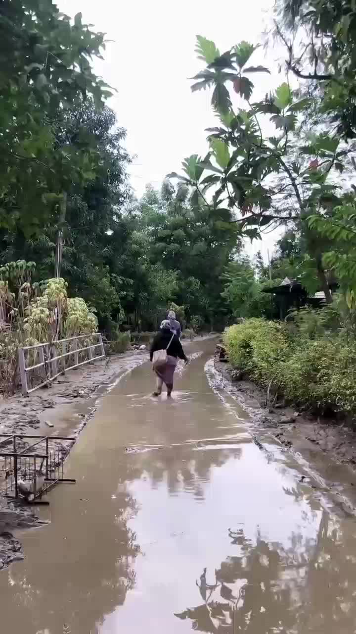 dampak banjir, jebolnya tanggul kali bodri patebon kendal. 
semoga lekas pulih. 
#RCTIPlus #HOTrctiplus #rctiofficial #banjirkendal #mnctv 