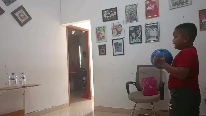 permainan melempar bola melambung  kena botol 