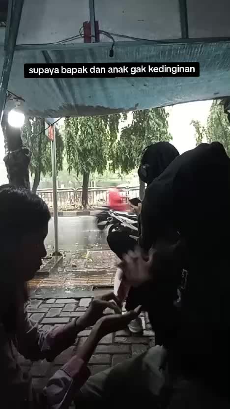 Supaya Bapak Dan Anak Tidak Kedinginan 
 #fyp  #fypシ  #Viral  #trending  #RCTIPlus  #HOTrctiplus 