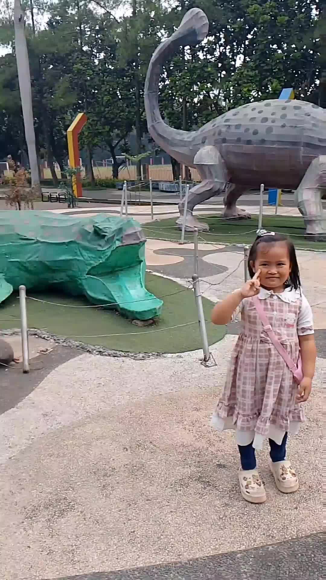 si bocil lagi jalan jalan 
 #ada aja kelakuan bocil 
 #liburankeluarga 